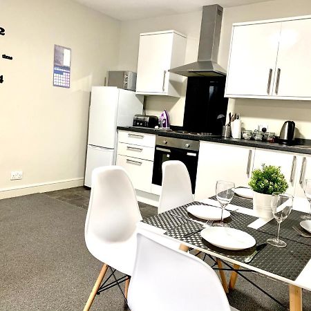 Free, large CAR PARK apartment Wakefield Extérieur photo