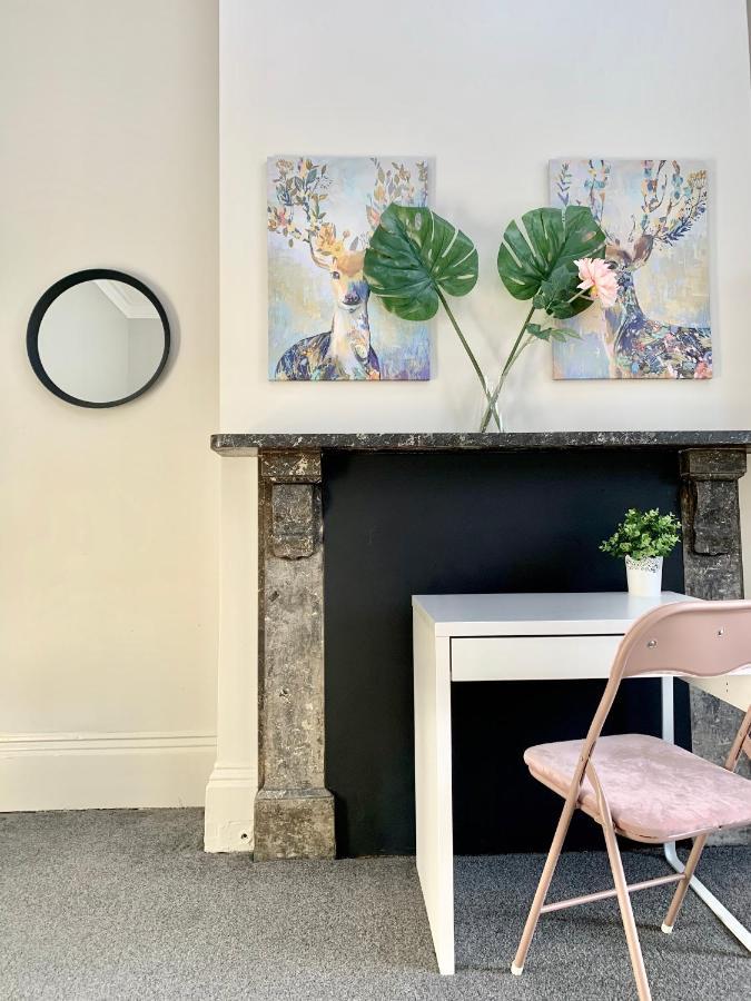 Free, large CAR PARK apartment Wakefield Extérieur photo