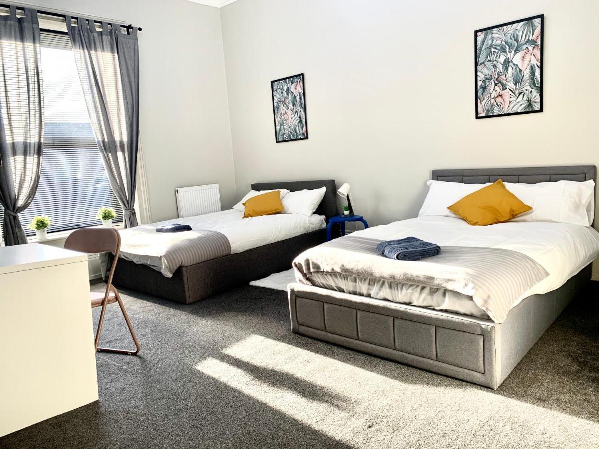 Free, large CAR PARK apartment Wakefield Extérieur photo