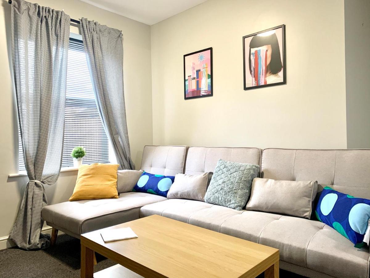 Free, large CAR PARK apartment Wakefield Extérieur photo
