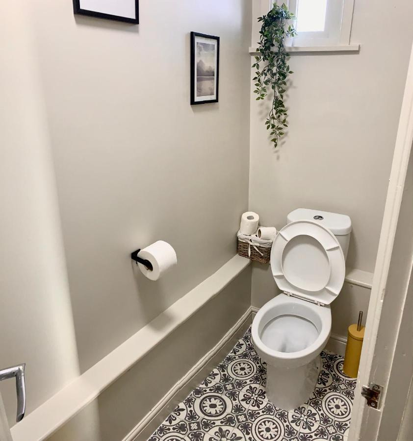 Free, large CAR PARK apartment Wakefield Extérieur photo